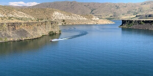 Lake and mountain landscape.